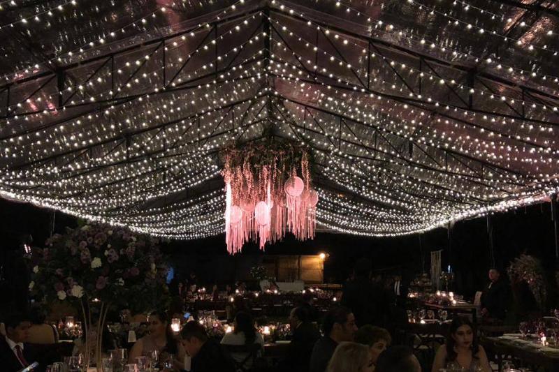 Carpa forrada de luces con flor suspendida al centro